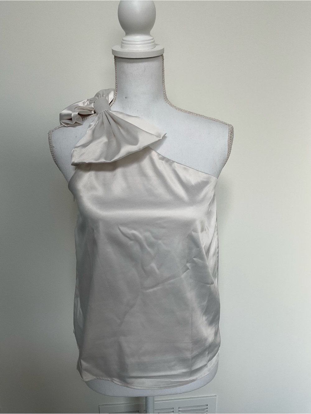 VENUS One-Shoulder Satin Camisole with Shoulder Bow in Cream
